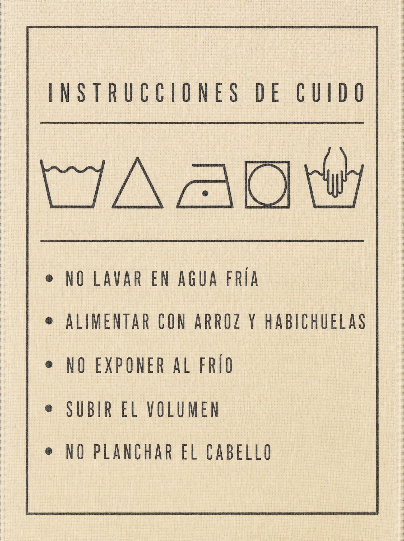 Etiqueta de instrucciones de cuido de prenda con símbolos de lavado y advertencias en español